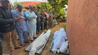 فلسطينيون يصلون على جثامين القتلى في حرب غزة 