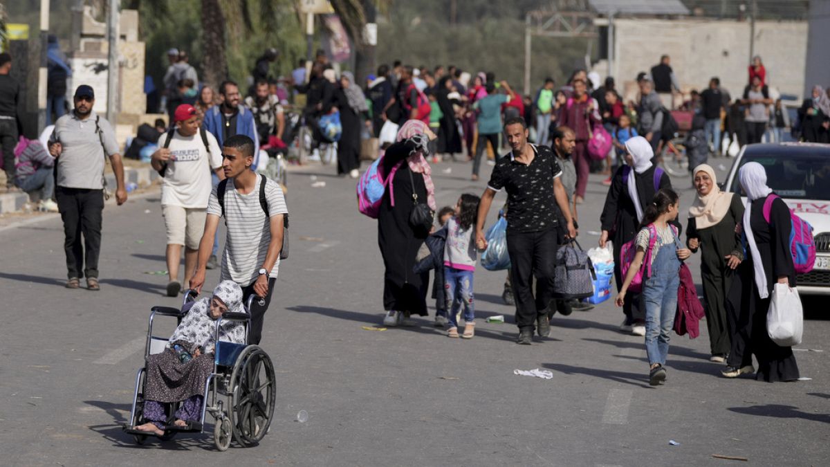 Palesztinok ezrei indultak neki csütörtökön is a Gázai övezet déli részére az oda vezető Szaladin utcán át 