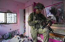 Un soldado israelí inspecciona un apartamento, durante su operación militar en la Franja Gaza
