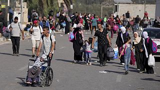 Palesztinok ezrei indultak neki csütörtökön is a Gázai övezet déli részére az oda vezető Szaladin utcán át 