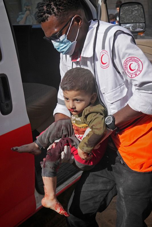 Sebesült kisfiút szállítanak kórházba egy izraeli légicsapást követően, amely a Gázai övezet déli részét, Deir Al-Balahot érte