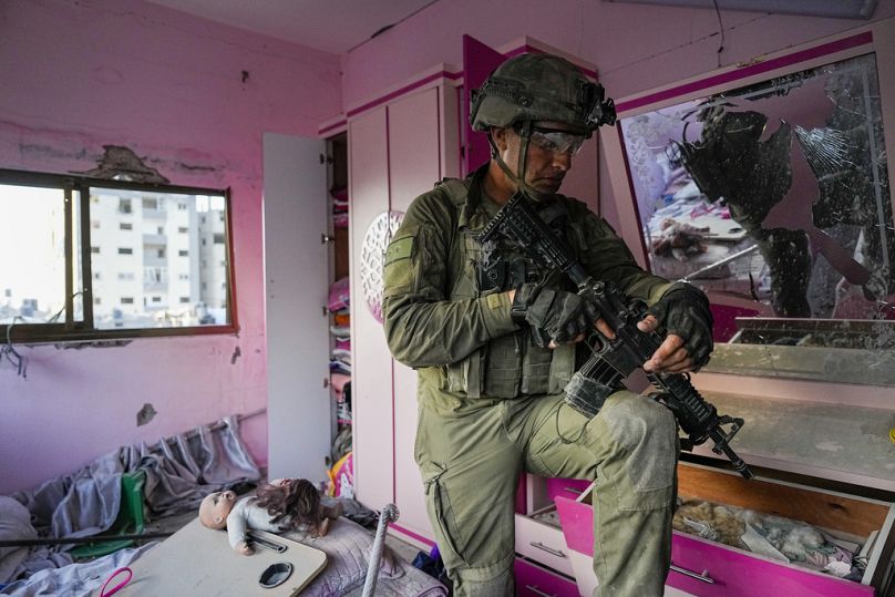 Izraeli katona áll egy házban a Gázai övezetben november 8-án szerdán