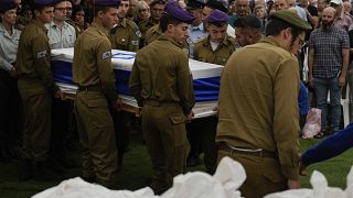 جنود إسرائيليون يحملون نعش رقيب أول لافي ليبشيتز خلال جنازته في مقبرة جبل هرتزل العسكرية في القدس،