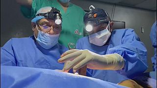 Chirurgen im Norden von Gaza operieren mit Stirnlampen, weil es keinen Strom gibt