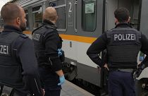 Német rendőrök okmányokat ellenőriznek egy vonaton a cseh-német határon