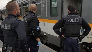 Német rendőrök okmányokat ellenőriznek egy vonaton a cseh-német határon