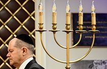 Almanya Başbakanı Olaf Scholz başında kipa ile Yahudi Pogromu Kristal Gece yıl dönümü için düzenlenen anma programına katıldı