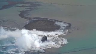 Tenger alatti vulkánkitörés nyomán lkeletkezett az apró sziget