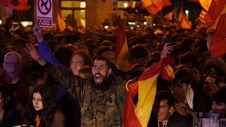 Manifestantes se reúnen para protestar contra la amnistía en la sede del partido socialista en Madrid, España, jueves 9 de noviembre de 2023.