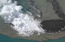 ثوران بركان في البحر في اليابان يخلف ظهور جزيرة صغيرة. 2023/10/30