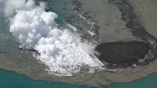 ثوران بركان في البحر في اليابان يخلف ظهور جزيرة صغيرة. 2023/10/30
