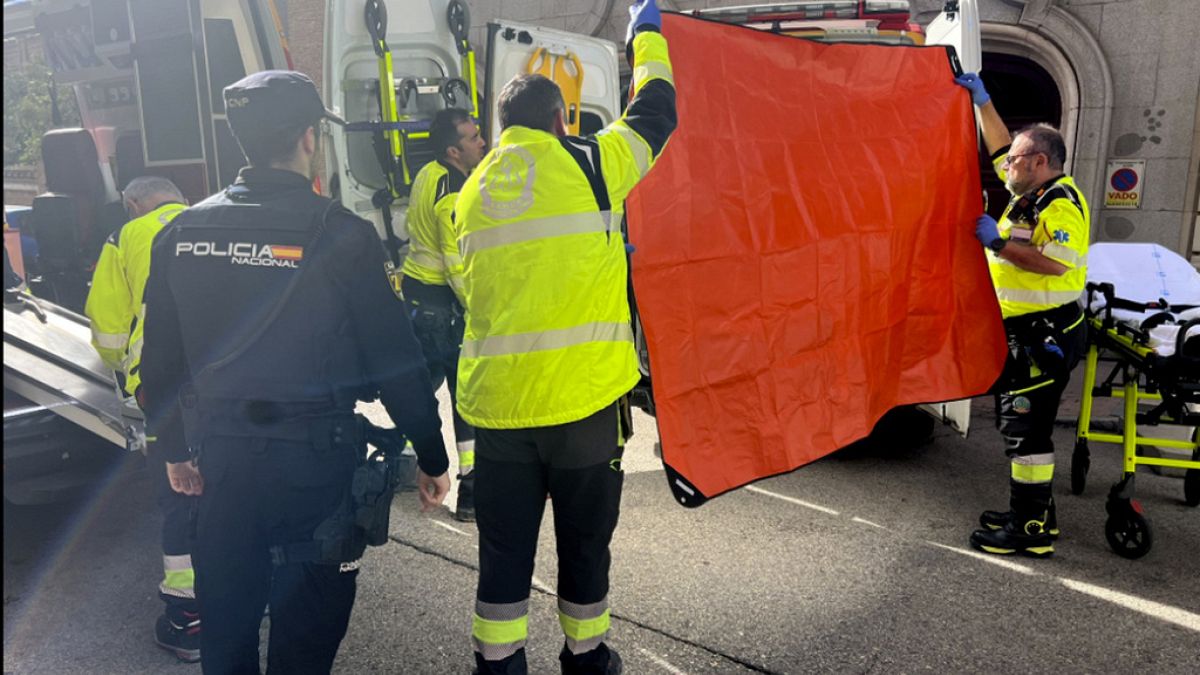 Τραυματιοφορείς μεταφέρουν Ισπανό πολιτικό που δέχθηκε πυρά στο κέντρο της Μαδρίτης