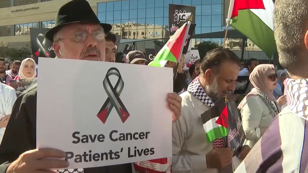 مظاهرة في الأردن تضامنا مع موظفي الصحة ومرضى السرطان في غزة. 2023/11/09