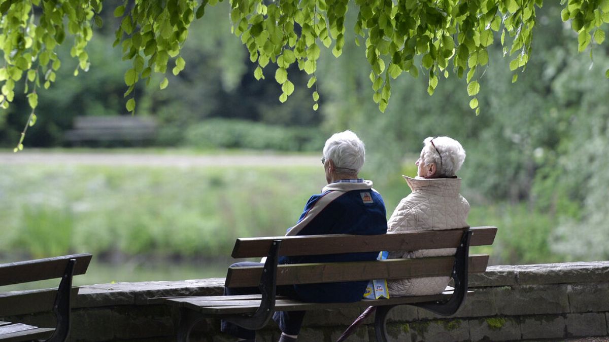 ARQUIVO: Na foto de arquivo de 14 de maio de 2014, um casal de idosos sentado num banco de um parque em Gelsenkirchen, Alemanha. 