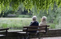 На этой фотографии, сделанной 14 мая 2014 г., пожилая пара сидит на скамейке в парке в Гельзенкирхене, Германия. 