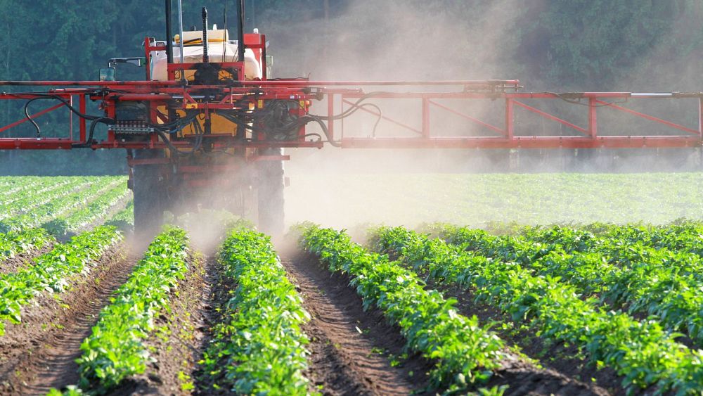 Химикали завинаги се пръскат върху културите в пестициди установява ново