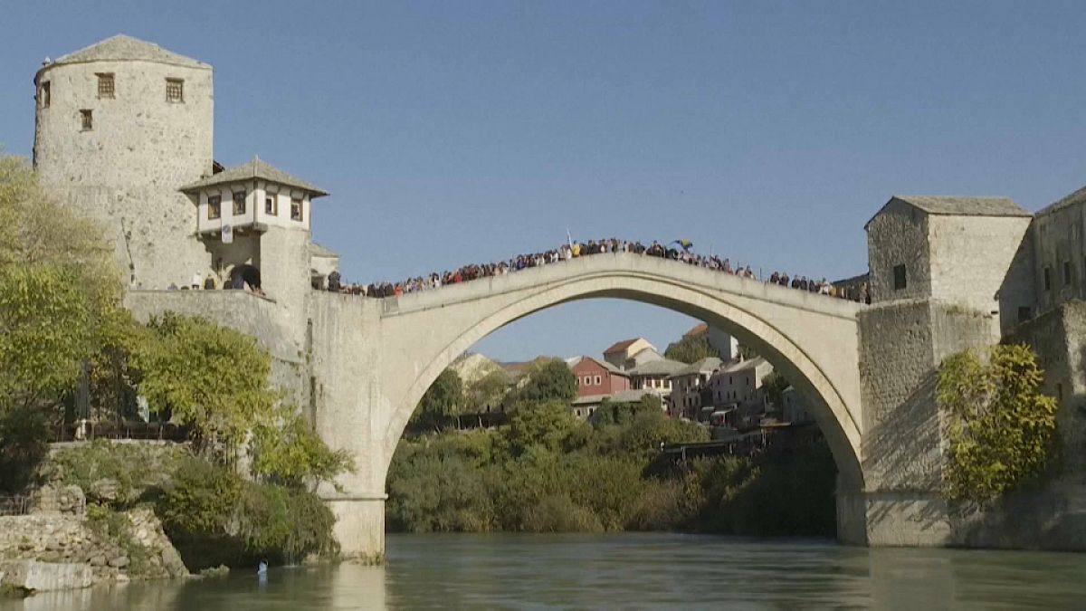 صورة عن جسر موستارالشهير في البوسنة
