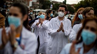  Здравни служащи стачкуват против проектите на управляващите в Мадрид да принудят личния състав да се реалокира в други лечебни заведения в болничното заведение Ла Пас в Мадрид, Испания. 