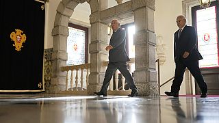 El primer ministro portugués saliente, en el centro, llega para asistir a la reunión del Consejo de Estado convocada por el presidente.