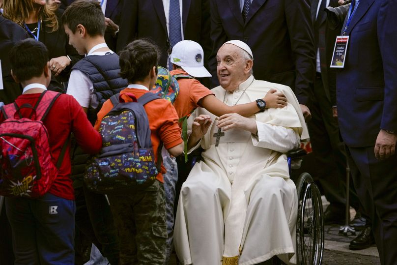 Papa Francesco saluta i bambini che hanno partecipato all'udienza per i bambini di tutto il mondo, 6 novembre 2023