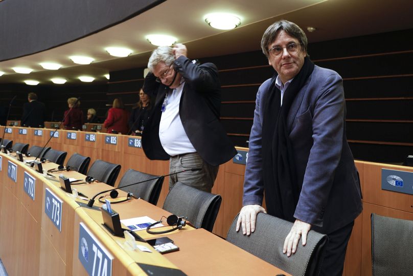 Carles Puigdemont (destra) partecipa a una sessione plenaria del Parlamento europeo a Bruxelles, 8 novembre 2023