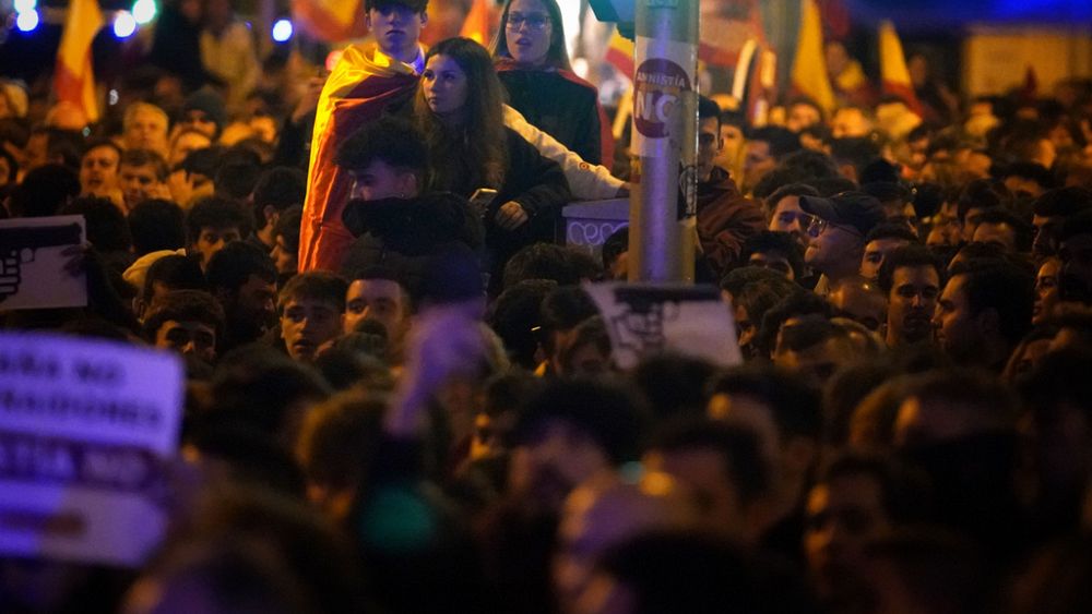 Les manifestants dénoncent l’accord du Parti socialiste espagnol avec les séparatistes catalans