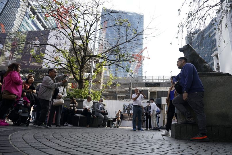 Καθημερινά σχηματίζονται ουρές στο σταθμό Σιμπούγια από επισκέπτες που θέλουν να φωτογραφηθούν στο άγαλμα του Χάτσικο