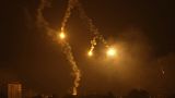 Enormes bolas de fogo explodem no céu do norte de Gaza.