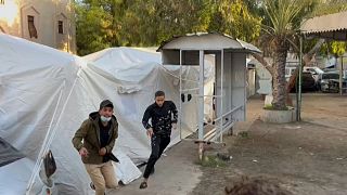 فلسطينيون يركضون عند سماع دوي القصف الإسرائيلي