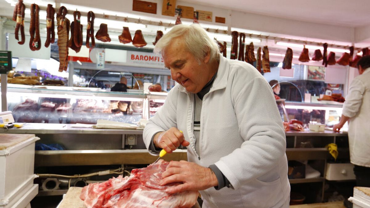 Hentes vágja a húst egy budapesti piacon 2021 novemberében