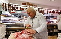 Hentes vágja a húst egy budapesti piacon 2021 novemberében
