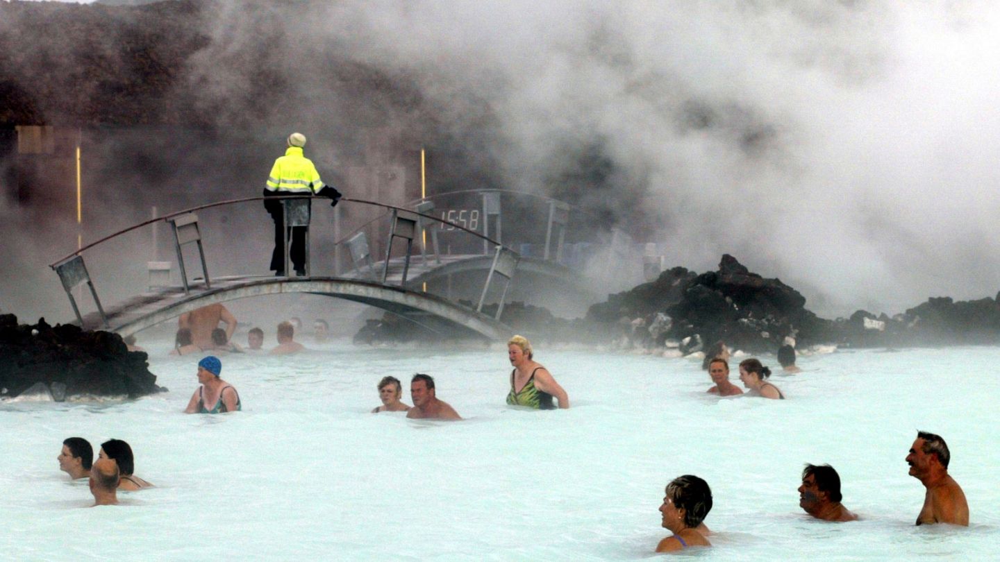 Iceland's Blue Lagoon spa closes temporarily as earthquakes put area on  alert for volcanic eruption