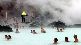  ФАЙЛ: Къпещите се се любуват на топлата вода на Синята лагуна в Исландия на 5 септември 2003 година 