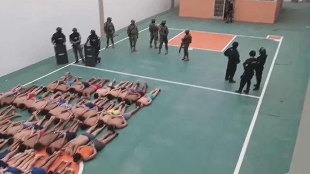 VIDÉO : REGARDER : La police et l’armée équatoriennes font une descente dans une prison pour le deuxième jour