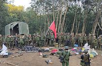 'Myanmar Ulusal Demokratik İttifak Ordusu' isimli silahlı grup, Myanmar ordusundan ele geçirdiği silahlarla poz verirken