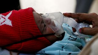 طفل يعاني من ضيق التنفس في نيودلهي 