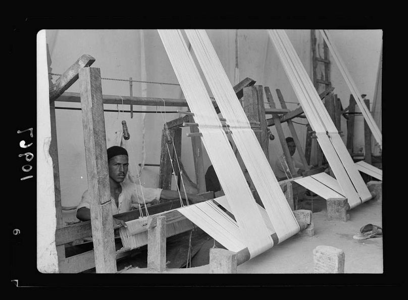 Filistin kasabası el Mecdel'de bir tekstil atölyesinde çalışan Filistinli (arşiv / 1934)