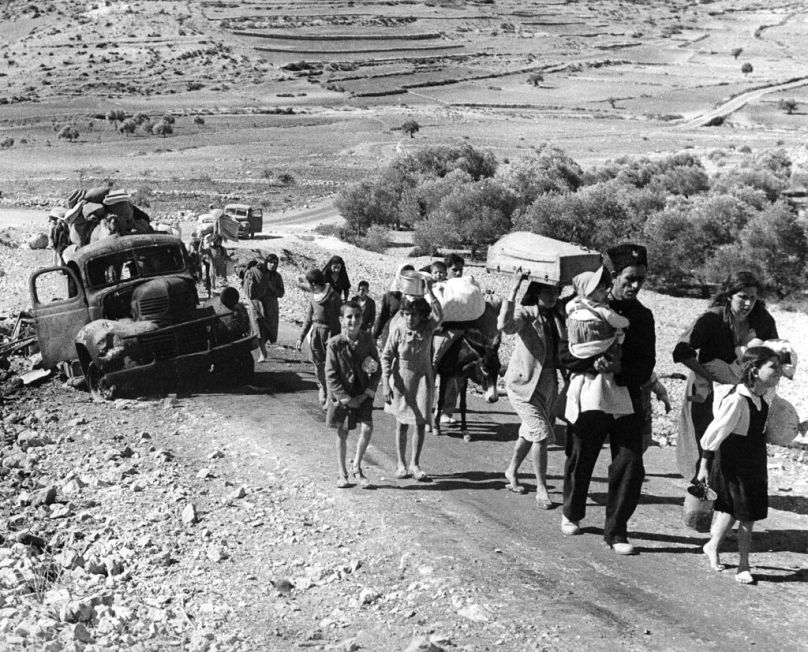 Celile'den zorla çıkarılan Filistinli aileler, Lübnan'a doğru giderken (1948)
