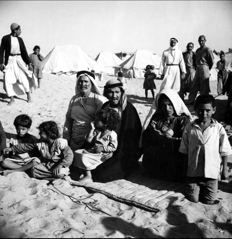 1948 yılında yüz binlerce Filistinli topraklarını geride bırakıp kaçmak zorunda kaldı. Hayfalı Filistinli çiftçi bir aile Gazze yakınlarında mülteci kampında çölde otururken