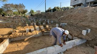 حفر مقبرة جماعية في دير البلح وسط قطاع غز
