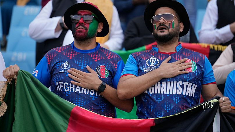 هواداران تیم افغانستان با نمادهای ملی حکومت قبلی، بازی مقابل هلند به تاریخ سوم نوامبر ۲۰۲۳ در دهلی نو