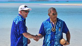  Премиерът на Австралия Антъни Албанезе, вляво, и министър-председателят на Тувалу Каусеа се ръкуват на остров One Foot. 