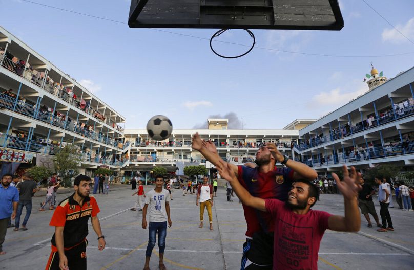 Menekülttáborban kosárlabdázó palesztin fiatalok 2014-ben