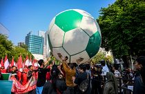 أناس يحتشدون حول كرة ضخمة في إندونيسيا 29/10/2023