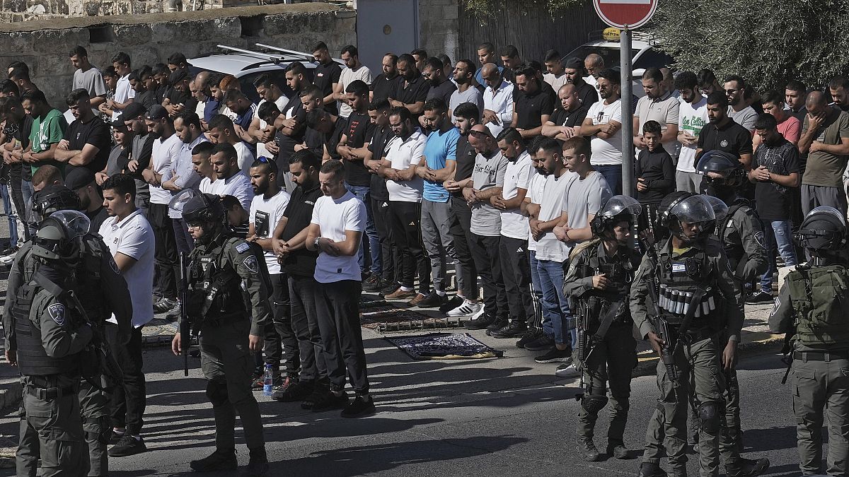 مصلون خارج المسجد الأقصى وقوات كبيرة من الشرطة الإسرائيلية