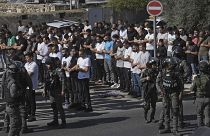 مصلون خارج المسجد الأقصى وقوات كبيرة من الشرطة الإسرائيلية