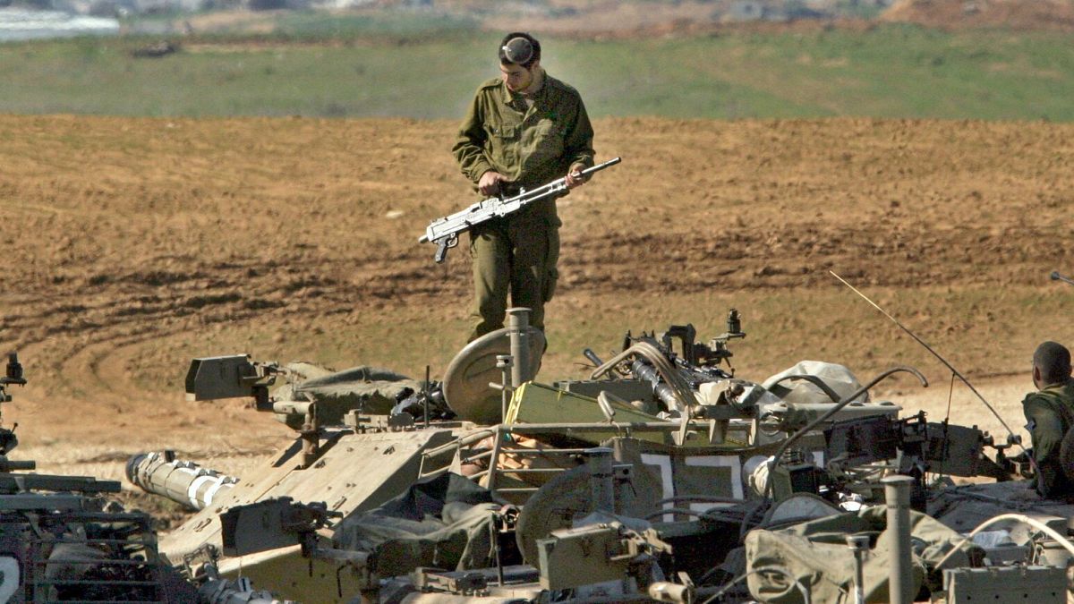 جنود إسرائيليون ومعدات وعربات عسكرية على مشارف مدينة غزة