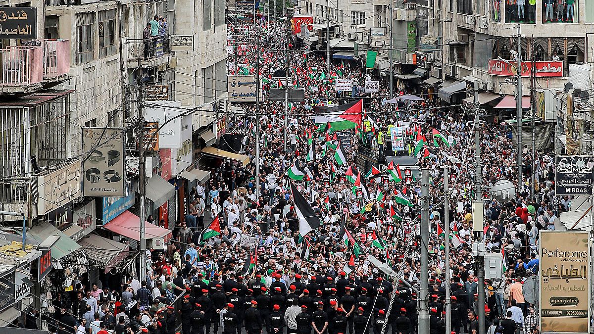 أردنيون يتظاهرون دعماً للفاسطينيين 