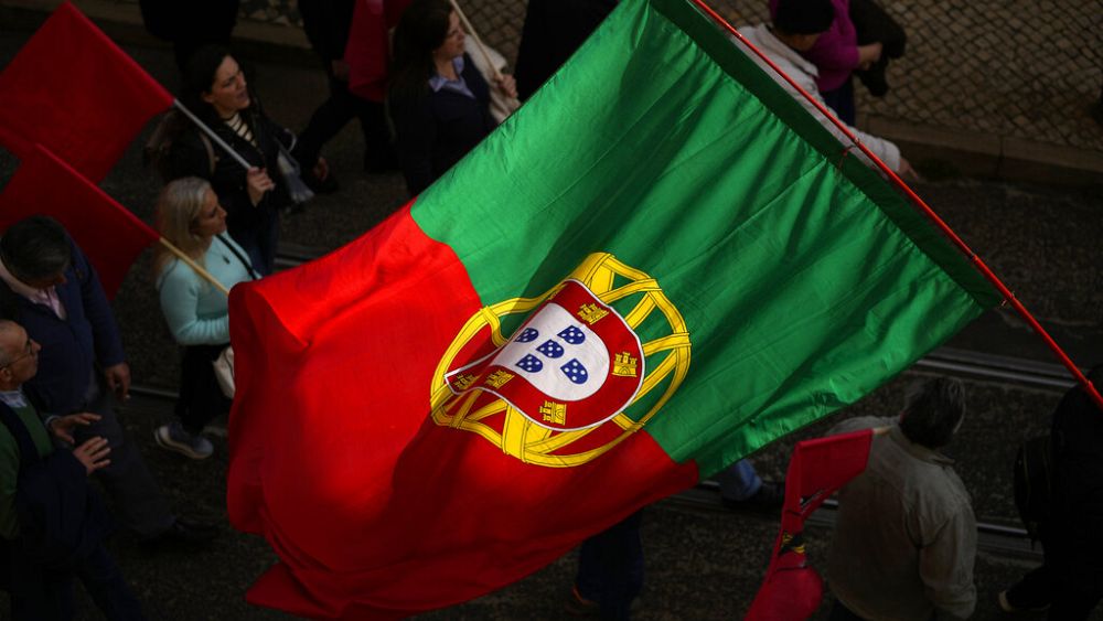 Португалско знаме се носи сред хората в Лисабон протестиращи срещу