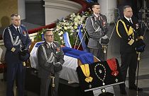 El féretro del ex presidente de la República Martti Ahtisaari durante el funeral de Estado en la catedral de Helsinki, Finlandia, el viernes 10 de noviembre de 2023.